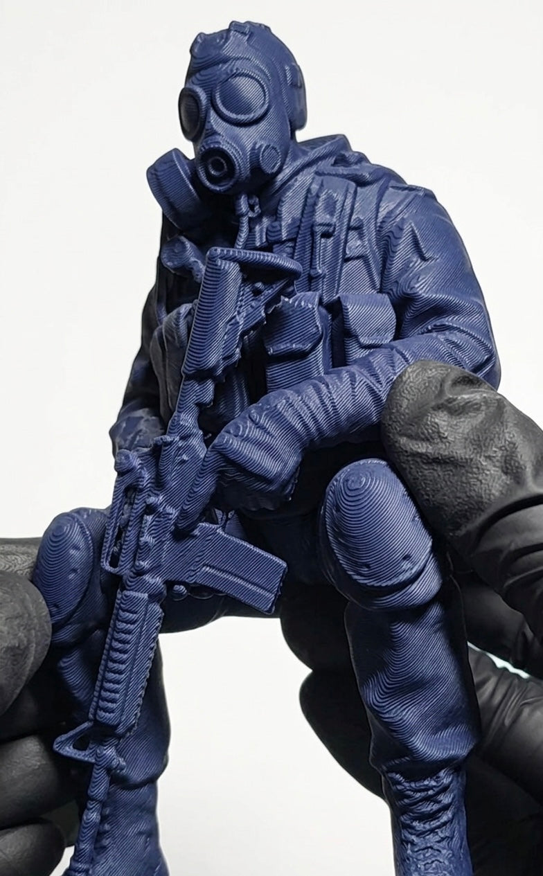 Agent Tactic cu Mască de Gaze – Figurină 3D Imprimată