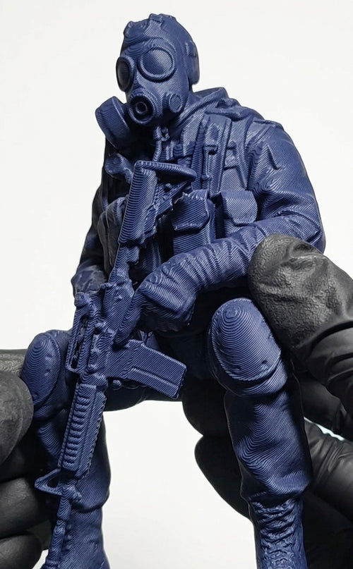 Agent Tactic cu Mască de Gaze – Figurină 3D Imprimată