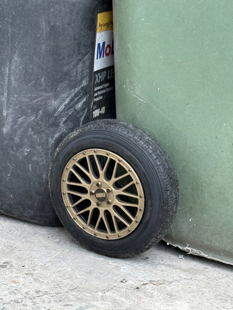 Jantă BBS pe tomberon – vedere laterală